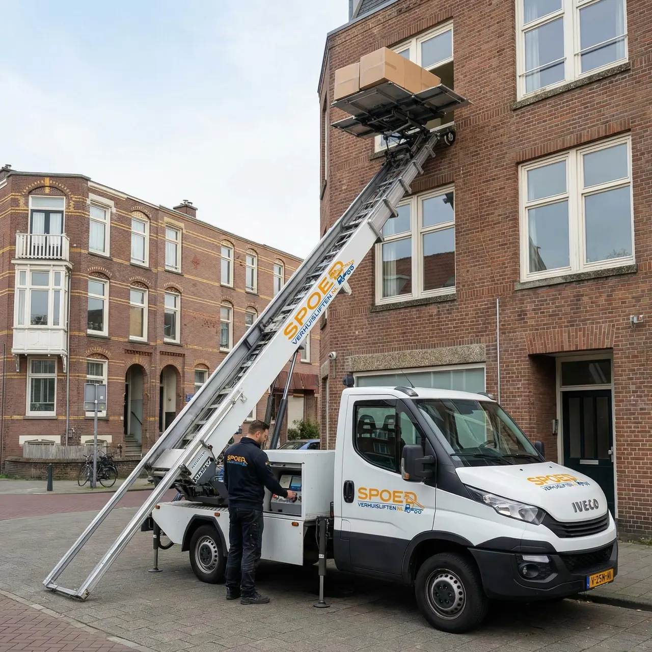 Operator bedient de verhuislift professioneel